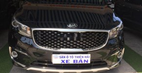 Kia Sedona 2016 - Cần bán lại xe Kia Sedona sản xuất năm 2016, màu đen giá cạnh tranh giá 850 triệu tại Bình Dương