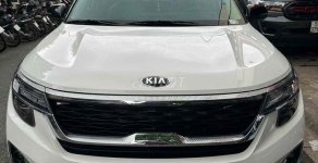 Kia Seltos 2020 -   Xe GĐ đi cần bán Kia seltos Turbo 1.4Luxury, màu trắng giá 555 triệu tại Tp.HCM