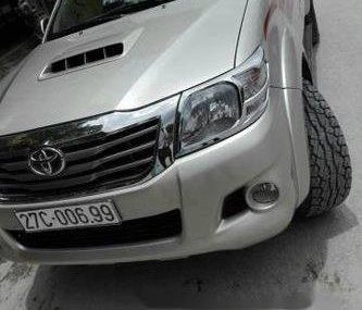 Toyota Hilux  MT 2012 - Chính chủ bán Toyota Hilux MT đời 2012, màu bạc