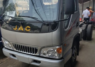 Xe tải 2500kg JAC 2018 - Bán xe tải Jac 2T4 đời 2017, trả trước 30tr có xe, giá cực rẻ