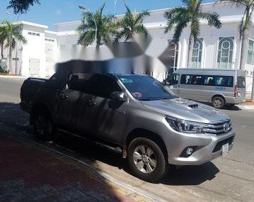 Toyota Hilux 2016 - Cần bán gấp Toyota Hilux sản xuất năm 2016, màu xám số tự động, giá 755tr