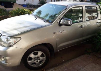 Toyota Hilux 2010 - Cần bán Toyota Hilux đời 2010, màu bạc chính chủ, 360 triệu