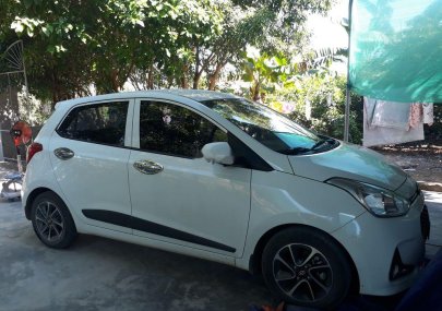 Hyundai Grand i10  1.2AT  2017 - Cần bán gấp Hyundai Grand i10 1.2AT đời 2017, màu trắng, xe gia đình