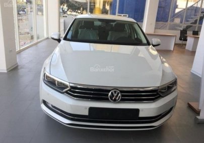 Volkswagen Passat 2018 - Bán xe hạng sang Volkswagen Passat Bluemotion Comfort năm 2018, màu trắng, xe mới 100%