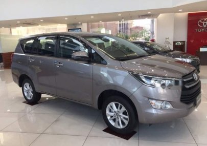 Toyota Innova 2.0E 2020 - Bán ô tô Toyota Innova 2.0E đời 2020, màu xám, giá cạnh tranh